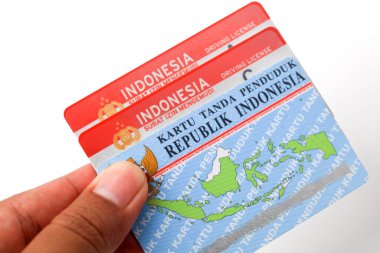 Yogyakarta, Endonezya - 14 Haziran 2022 Endonezya kimlik kartı ve Endonezya ehliyeti
