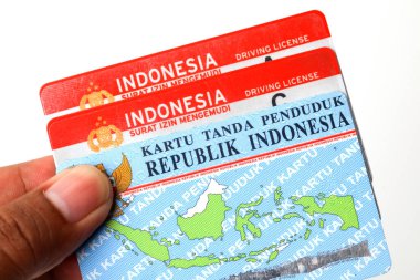Yogyakarta, Endonezya - 14 Haziran 2022 Endonezya kimlik kartı ve Endonezya ehliyeti