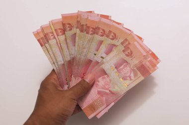 El ele tutuşan Endonezya rupiası nakit para beyaz para izole