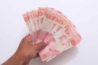 El ele tutuşan Endonezya rupiası nakit para beyaz para izole