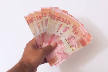 El ele tutuşan Endonezya rupiası nakit para beyaz para izole