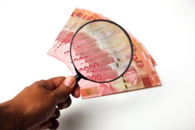 Endonezya rupia parasıyla insan eli tutmanın yakın çekimi para