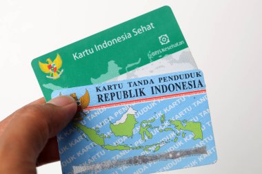 Yogyakarta, Endonezya - 14 Haziran 2022: Endonezya sağlık sigortası kartı (Kartu KIS BPJS Kesehatan) ve Endonezya kimlik kartı