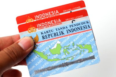 Yogyakarta, Endonezya - 14 Haziran 2022 Endonezya kimlik kartı ve Endonezya ehliyeti