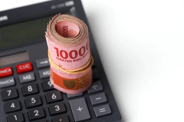 Rollo Dinero Indonesio Calculadora Aislado Sobre Fondo Blanco Con Copyspace — Foto de Stock
