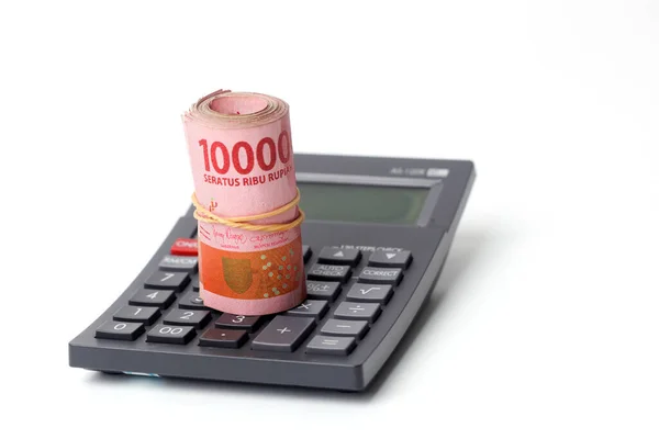 Rollo Dinero Indonesio Calculadora Aislado Sobre Fondo Blanco Con Copyspace — Foto de Stock