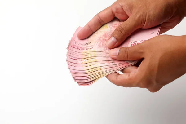 Рука Держит Индонезийские Рупии Наличные Банкноты Деньги Изолированы Белом — стоковое фото