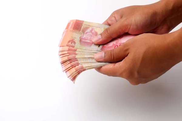 Рука Держит Индонезийские Рупии Наличные Банкноты Деньги Изолированы Белом — стоковое фото