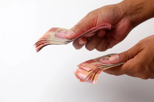 Рука Держит Дает Индонезийские Деньги Изолированный Белом Фоне — стоковое фото