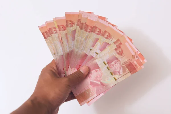 Mano Sostiene Billetes Efectivo Rupia Indonesia Dinero Aislado Blanco — Foto de Stock