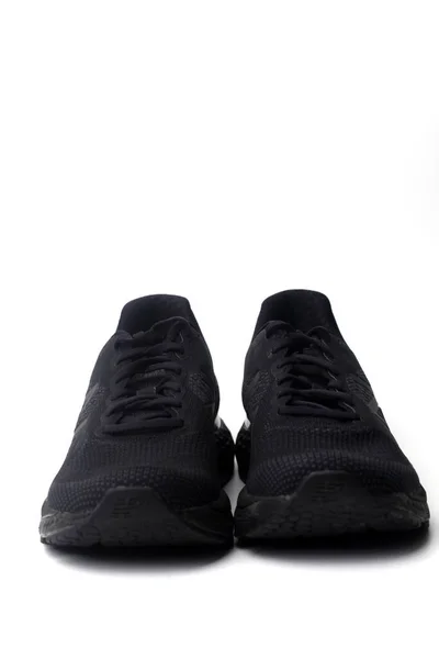 インドネシアのジョグジャカルタ 2022年6月19日 ニューバランスの黒い靴モデル 白地に隔離された — ストック写真