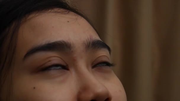 Ktoś Ociekający Kroplami Oczy Azjatki Choroby Oczu Ich Koncepcja Leczenia — Wideo stockowe