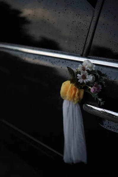 Wedding Car Decorated Flowers Close Photo Waterdrop — Foto Stock