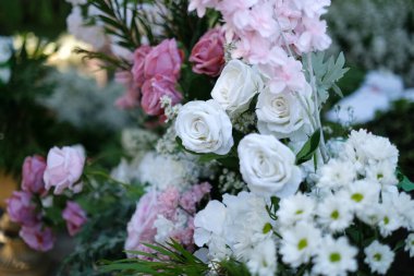 Kopyalama alanı olan güzel ve romantik çiçek kovası