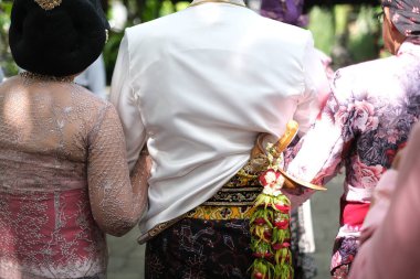 Keris 'li geleneksel Cava kıyafeti giyen Asyalı adam. Keris geleneksel bir Cava silahıdır.