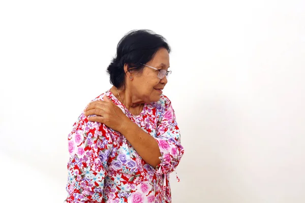 Ασιάτισσα Ηλικιωμένη Γυναίκα Πόνο Στον Ώμο Απομονωμένο Λευκό Φόντο Copyspace — Φωτογραφία Αρχείου