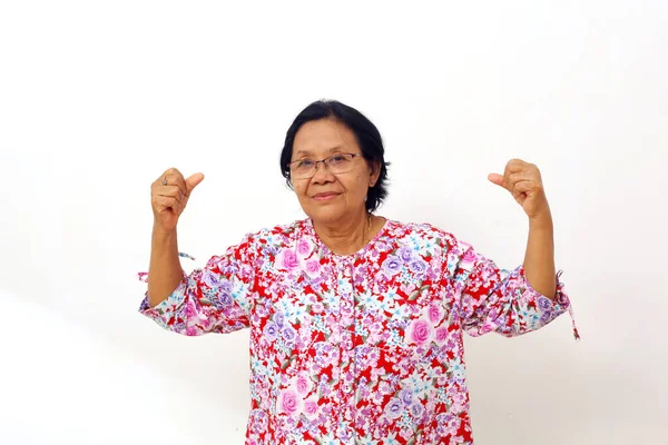 Азиатская Пожилая Женщина Стоит Показывая Сильный Жест Рукой Изолированный Белом — стоковое фото