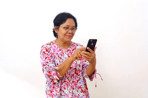 Счастливая Азиатская Пожилая Женщина Стоящая Держа Руках Сотовый Телефон Изолированные — стоковое фото