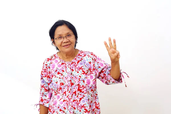 Feliz Asiático Idosa Mulher Mostrando Três Dedo Isolado Sobre Fundo — Fotografia de Stock