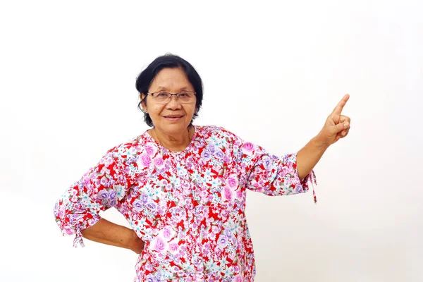 Счастливая Азиатская Пожилая Женщина Стоящая Указывая Боком Изолированный Белом Фоне — стоковое фото