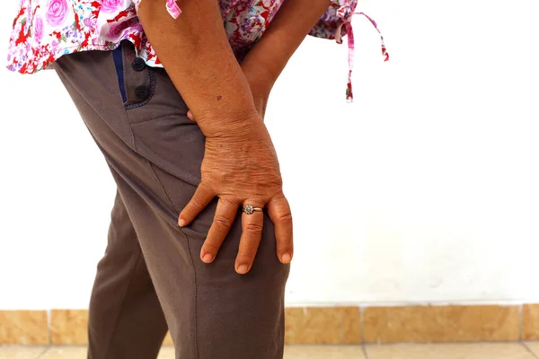 Старшая Женщина Болью Колене Боль Ноге Старость Проблемы Здоровьем Isolated — стоковое фото