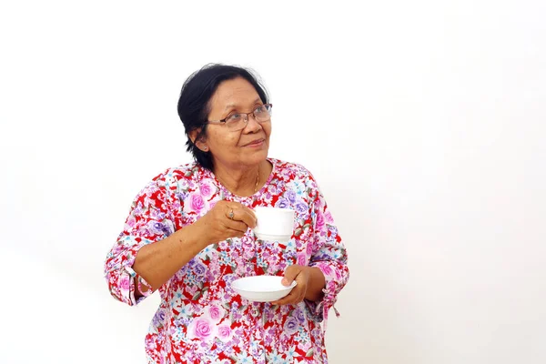 Ανώτερη Ασιάτισσα Στέκεται Κρατώντας Ένα Φλιτζάνι Καφέ Και Κοιτάζοντας Κενό — Φωτογραφία Αρχείου