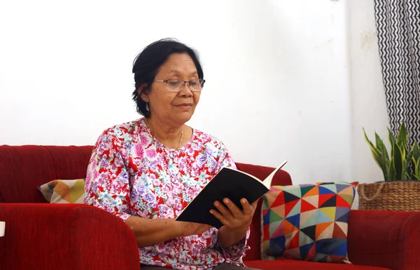 Ηλικιωμένη Ασιάτισσα Που Κάθεται Διαβάζοντας Ένα Βιβλίο Απομονωμένο Λευκό Φόντο — Φωτογραφία Αρχείου