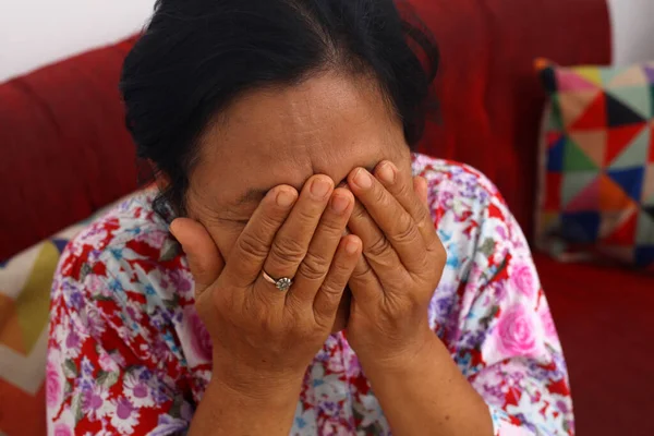 Напряженная Пожилая Азиатка Сидящая Закрывая Лицо Рукой — стоковое фото