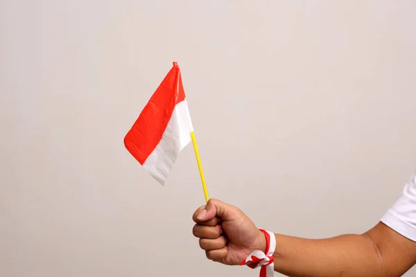 Tangan Apos Pria Memegang Bendera Indonesia Dengan Whit Pita Merah — Stok Foto