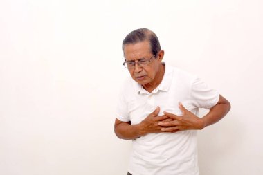 Yaşlı Asyalı bir adam göğsünü tutarken göğüs ağrısı çekiyor. Beyazda izole edilmiş