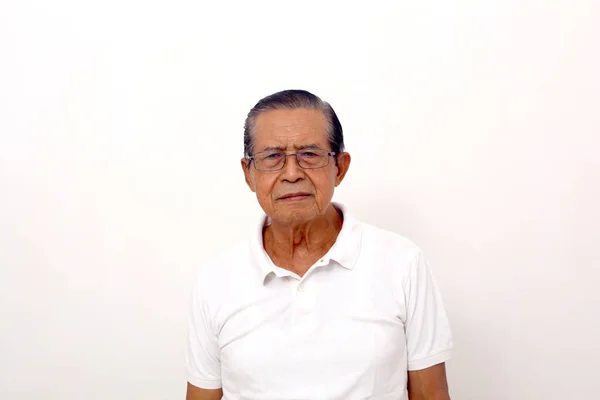 Retrato Homem Asiático Enquanto Olha Para Câmera Isolado Fundo Branco — Fotografia de Stock