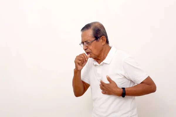 Oldalnézet Ázsiai Öregember Áll Miközben Köhög Tartja Mellkasát Fehér Alapon — Stock Fotó