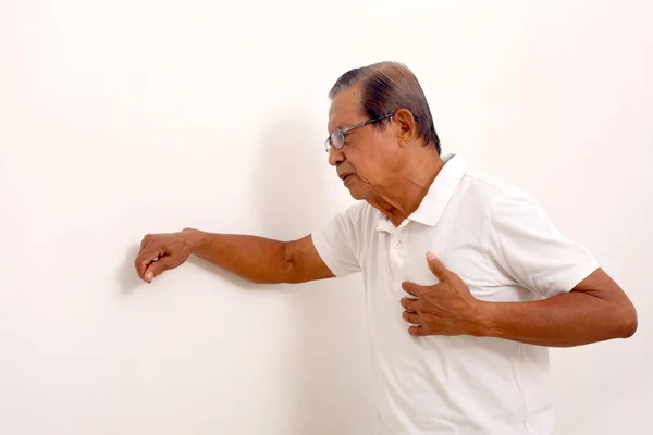 Пожилой Азиат Стоит Держа Грудь Страдая Боли Груди Изолированные Белом — стоковое фото