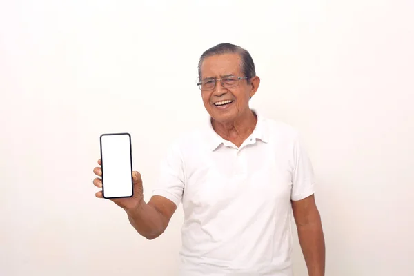 Happy Elderly Asian Man Standing While Showing His Blank Cell — 스톡 사진