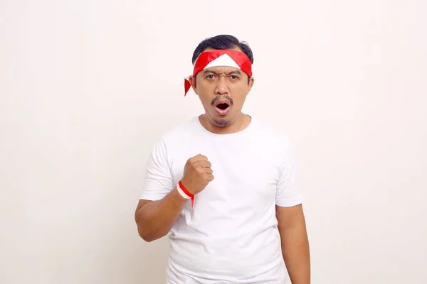 Pria Asia Berdiri Dengan Tangan Terkepal Konsep Hari Kemerdekaan Indonesia — Stok Foto