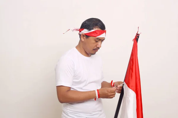Calma Homem Asiático Enquanto Amarra Bandeira Conceito Dia Independência Indonésia — Fotografia de Stock