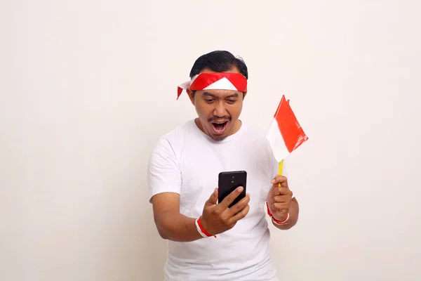 Amazed Indonesian Man Standing While Getting Good News His Cell — 图库照片