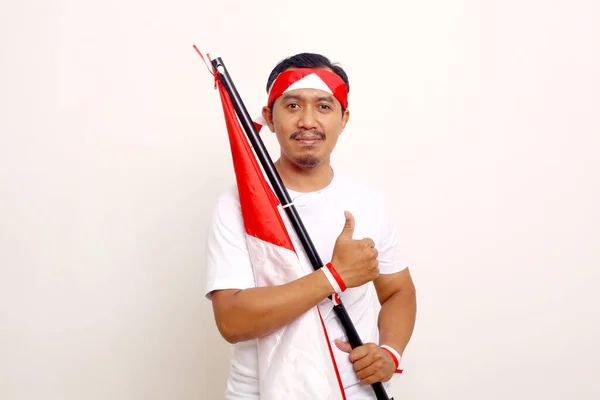 Homem Asiático Mostrando Polegares Para Cima Segurando Bandeira Indonésia Isolado — Fotografia de Stock