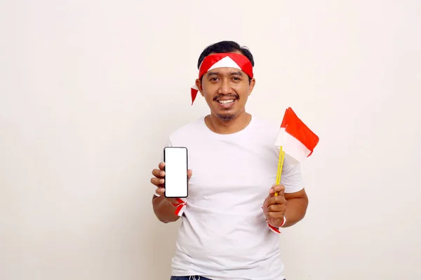 Asian Man Standing While Showing Blank Cell Phone Screen Holding — 图库照片