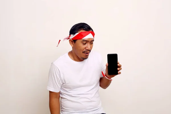 Asian Man Standing While Presenting Blank Cell Phone Screen Indonesian — ストック写真