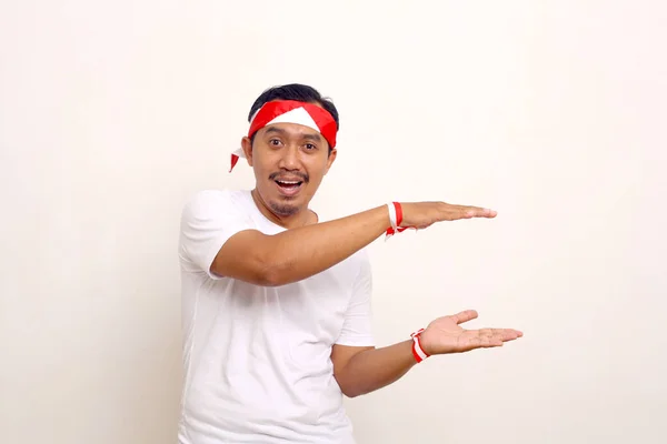 Asian Man Standing While Presenting Something Indonesian Independence Day Concept — ストック写真