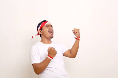 Mutlu Asyalı adam Endonezya 'nın bağımsızlık gününü kutlamaya elini uzatıyor.