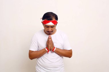 Asyalı adam Endonezya 'nın bağımsızlık gününü kutlamak için dua ediyor..