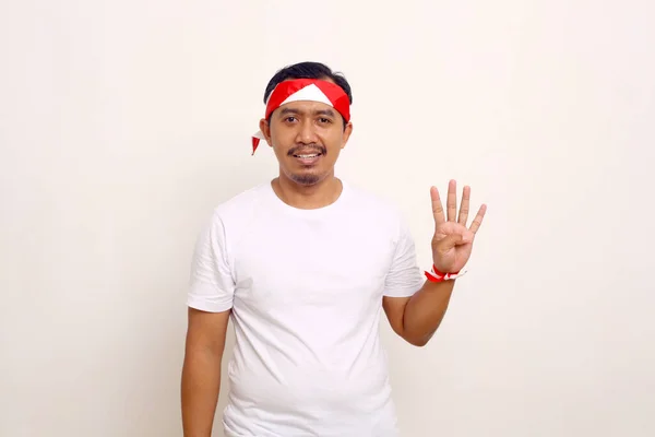Indonesian Man Standing While Showing Four Fingers Independence Day Gesture — ストック写真