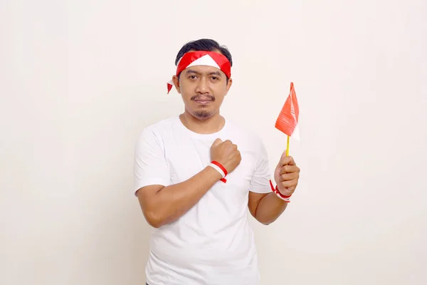 Asian Man Standing While Holding Indonesian Flag Salute Hand Celebrating — Zdjęcie stockowe