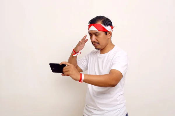 Asian Man Standing Salute Gesture While Holding Cellphone Celebrating Online — 图库照片