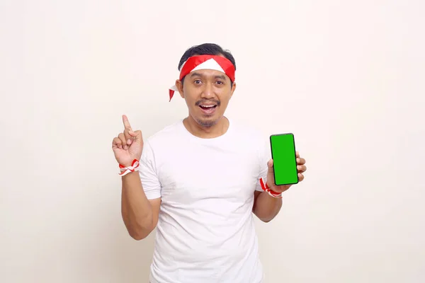 Asian Man Standing While Showing Blank Cellphone Screen Pointing Side — 图库照片