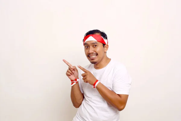 Asian Man Standing While Pointing Sideways Indonesian Independence Day Concept — Φωτογραφία Αρχείου