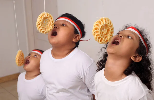 Asian Kids Celebrating Indonesian Independence Day Cracker Eating Contest — Foto de Stock