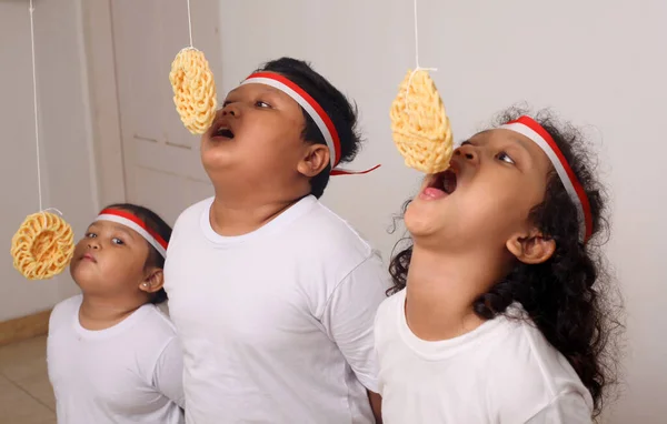 Asian Kids Celebrating Indonesian Independence Day Cracker Eating Contest — Φωτογραφία Αρχείου